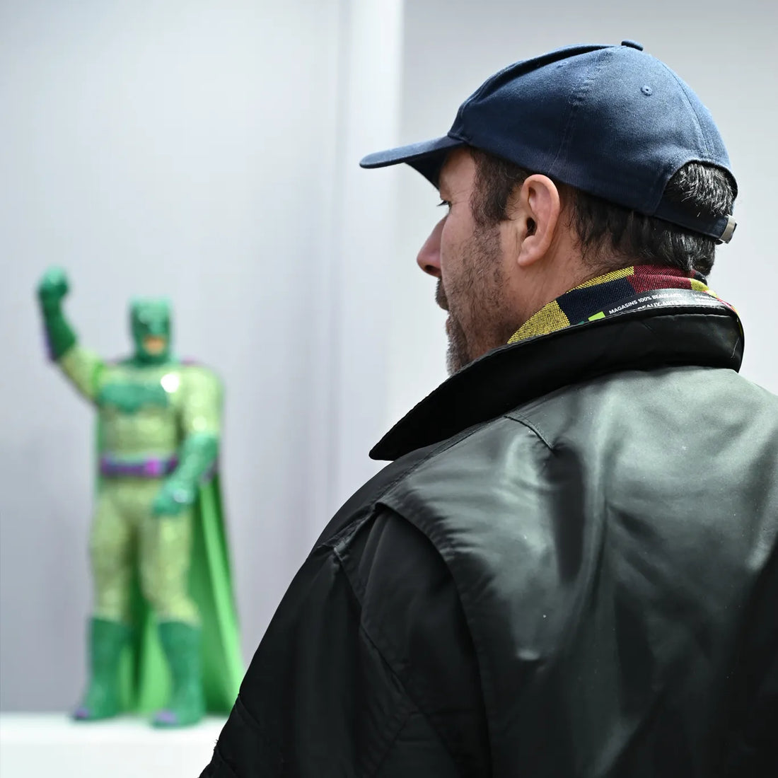 Thomas Rouan, artiste mosaïste parisien, et son oeuvre "Green Man" un superhéros écolo, sculpture en mosaïque verte de Superman